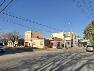 Casa en Venta de 4 dormitorio. Patio con parrilla. Lavadero. Cochera. Centro Zarate