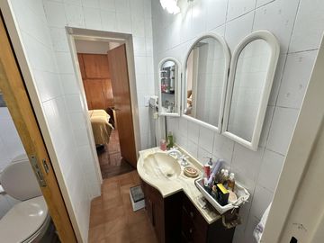 Casa en Venta de 4 dormitorio. Patio con parrilla. Lavadero. Cochera. Centro Zarate