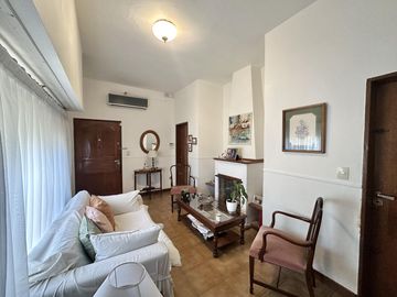 Casa en Venta de 4 dormitorio. Patio con parrilla. Lavadero. Cochera. Centro Zarate