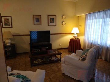 Casa en venta, seis ambientes en Lujan Centro.