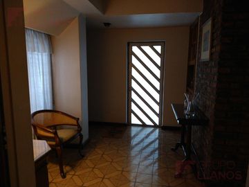 Casa en venta, seis ambientes en Lujan Centro.