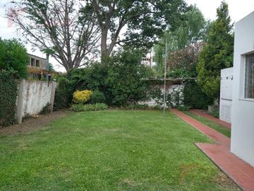 Casa en venta, seis ambientes en Lujan Centro.