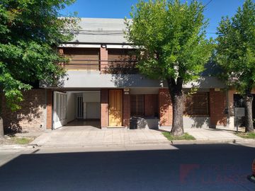 Casa en venta, seis ambientes en Lujan Centro.