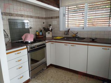 Casa en venta, seis ambientes en Lujan Centro.