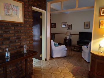 Casa en venta, seis ambientes en Lujan Centro.