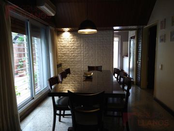 Casa en venta, seis ambientes en Lujan Centro.