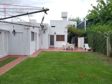 Casa en venta, seis ambientes en Lujan Centro.