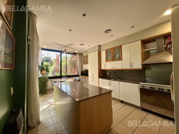 CASA VENTA VICENTE LÓPEZ 7 AMBIENTES PISCINA JARDIN COCHERA