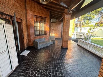 VENTA CASA 5 AMBIENTES EN VILLA ADELINA