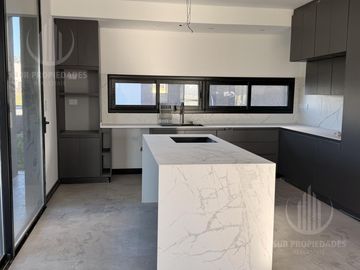 Casa a estrenar en Canning Chico