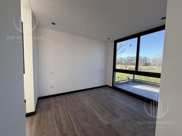 Casa a estrenar en Canning Chico