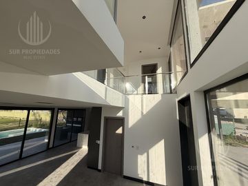 Casa a estrenar en Canning Chico