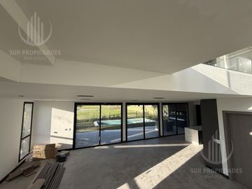 Casa a estrenar en Canning Chico