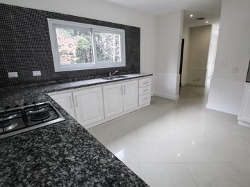Casa en Venta de 4 ambientes en 2 plantas en Solar del Bosque Canning!!! con Piscina