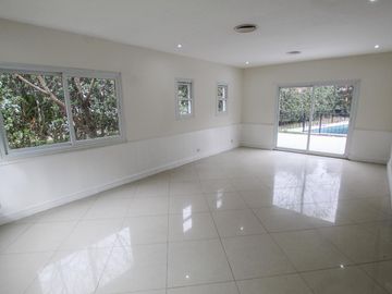 Casa en Venta de 4 ambientes en 2 plantas en Solar del Bosque Canning!!! con Piscina