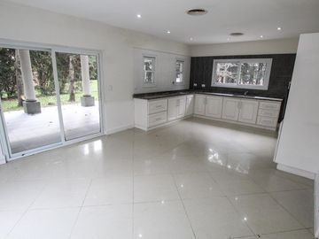 Casa en Venta de 4 ambientes en 2 plantas en Solar del Bosque Canning!!! con Piscina
