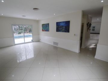 Casa en Venta de 4 ambientes en 2 plantas en Solar del Bosque Canning!!! con Piscina