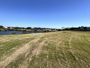 Lote con amarra en venta en Marinas H