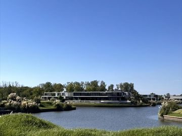 Lote con amarra en venta en Marinas H
