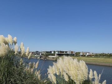 Lote con amarra en venta en Marinas H
