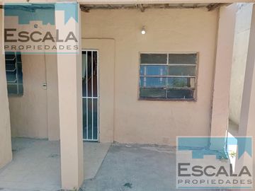CASA DE DOS DORMITORIOS Y COCHERA EN VENTA