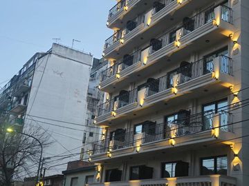 Monoambiente con balcón  a ESTRENAR!! / al frente / equipado / flores /  3 B