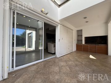 Venta Casa 5 ambientes con piscina en Fincas de Iraola II-Berazategui