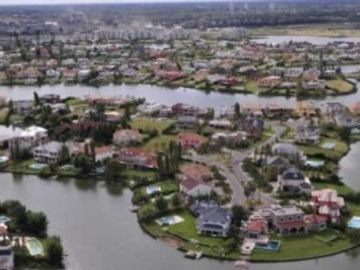 Terreno en venta al agua en Barrio Silvestre Nordelta