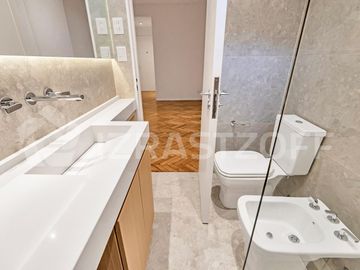 Departamento de 1 dormitorio en alquiler en Recoleta. Refaccionado