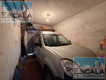 CASA DE DOS DORM CON COCHERA  EN VENTA ARROYITO