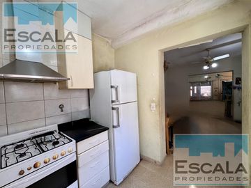CASA DE DOS DORM CON COCHERA  EN VENTA ARROYITO