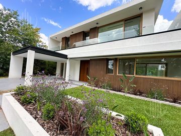 Casa a estrenar excelente ubicación dentro del Barrio