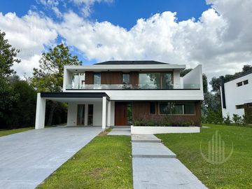 Casa a estrenar excelente ubicación dentro del Barrio