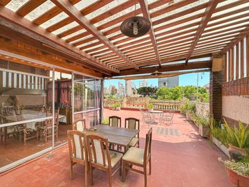 Casona de 4 dormitorios más oficina, 2 cocheras y quincho con terraza
