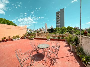 Casona de 4 dormitorios más oficina, 2 cocheras y quincho con terraza