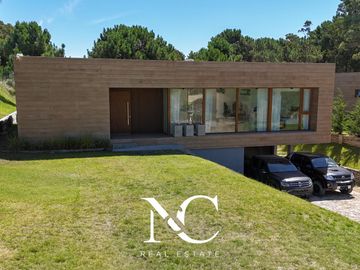 Casa en venta en Costa Esmeralda 4 Dorm. Cochera cubierta