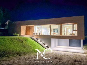 Casa en venta en Costa Esmeralda 4 Dorm. Cochera cubierta