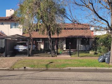 Casa en venta en Adrogue 4 ambientes con pileta, quincho y playroom