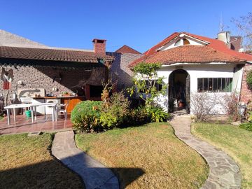 Casa en venta en Adrogue 4 ambientes con pileta, quincho y playroom