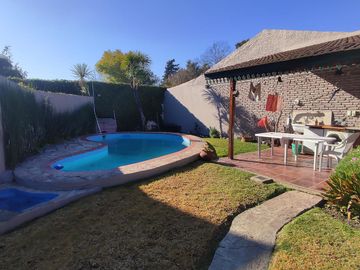 Casa en venta en Adrogue 4 ambientes con pileta, quincho y playroom