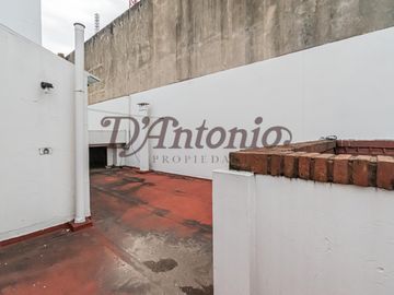 Venta - 3 ambientes - Tipo casa - Tríplex con terraza, balcón y patio