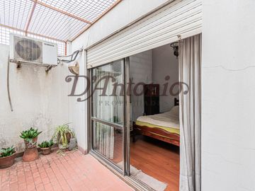 Venta - 3 ambientes - Tipo casa - Tríplex con terraza, balcón y patio