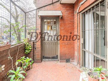 Venta - 3 ambientes - Tipo casa - Tríplex con terraza, balcón y patio