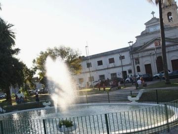 VENTA - Casa de 4 dormitorios, a reciclar, patio seco, jardín y local comercial. Belgrano, Rosario.