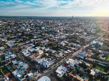Departamento 3 ambientes en venta en lujan centro con patio y cochera apto credito