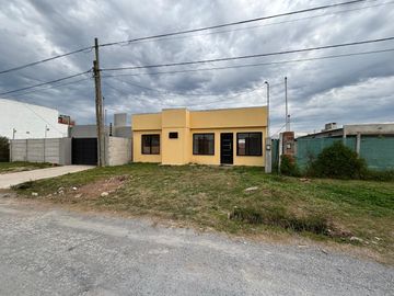 Casa en Venta de 3 dormitorios. Lavadero y galería. Campana Barrio Jardin de los Pioneros