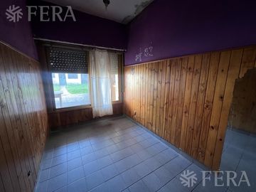 Venta casa de 4 ambientes con cochera en Wilde