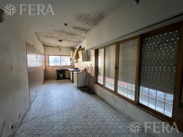 Venta casa de 4 ambientes con cochera en Wilde