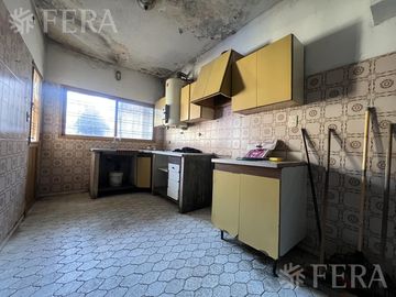 Venta casa de 4 ambientes con cochera en Wilde