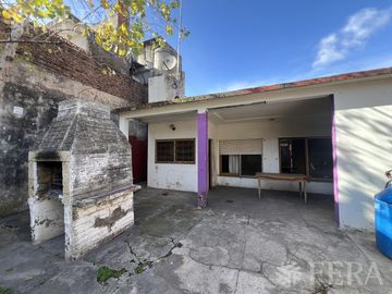 Venta casa de 4 ambientes con cochera en Wilde